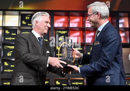 Bruxelles, Belgique. 10 décembre 2024. Le Roi Philippe - Filip de Belgique et le PDG de X-Fab Rudi de Winter photographiés lors de la cérémonie de remise des prix de l'entreprise de l'année (30e édition) et du Prix du Gouvernement flamand pour le Scale-Up de l'année, mardi 10 décembre 2024, à Bruxelles. BELGA PHOTO ERIC LALMAND crédit : Belga News Agency/Alamy Live News Banque D'Images