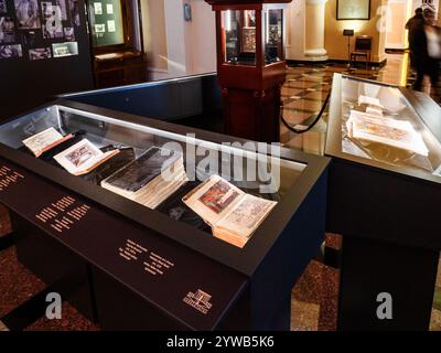 Erevan, Arménie - 22 novembre 2024 : vitrine avec des livres manuscrits dans le musée Matenadaran (Mesrop Mashtots Institute of Ancient Manuscripts) Banque D'Images