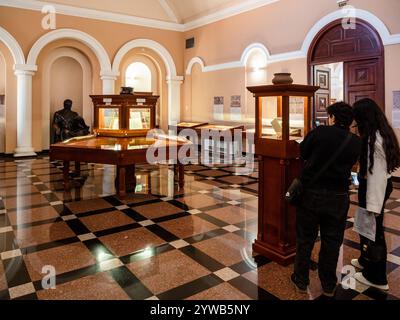 Erevan, Arménie - 22 novembre 2024 : salle avec d'anciens manuscrits étrangers au musée Matenadaran (Institut Mesrop Mashtots des manuscrits anciens) i Banque D'Images