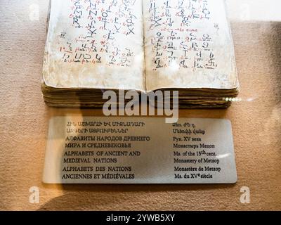 Erevan, Arménie - 22 novembre 2024 : alphabets manuscrits des Nations antiques et médiévales au musée Matenadaran (Mesrop Mashtots Institute of ancien Banque D'Images