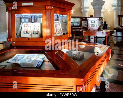 Erevan, Arménie - 22 novembre 2024 : manuscrits médiévaux dans la salle du musée Matenadaran (Institut Mesrop Mashtots des manuscrits anciens) à Erevan Banque D'Images