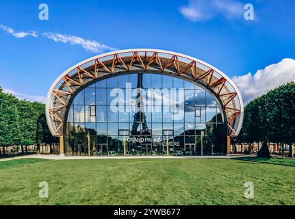 Paris, France - 15 juillet 2021 : Grand Palais Ephémère devant la tour Eiffel Banque D'Images