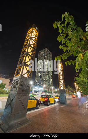 Hôtel Arts et Tour Mapfre vus la nuit, quartier de Barcelone Vila Olimpica, Espagne Banque D'Images