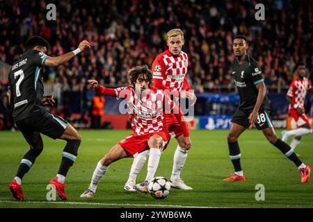 Gérone, France, Espagne. 10 décembre 2024. Bryan GIL de Gérone, Donny VAN DE BEEK de Gérone et Ryan GRAVENBERCH de Liverpool lors du match MD6 de la Ligue des champions de l'UEFA entre Girona FC et FC Liverpool au stade Montilivi le 10 décembre 2024 à Gérone, Espagne. (Crédit image : © Matthieu Mirville/ZUMA Press Wire) USAGE ÉDITORIAL SEULEMENT! Non destiné à UN USAGE commercial ! Banque D'Images