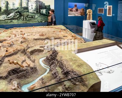 Erevan, Arménie - 1er décembre 2024 : modèle de la ville médiévale Ani dans le Musée d'histoire d'Arménie à Erevan ville en jour d'hiver Banque D'Images