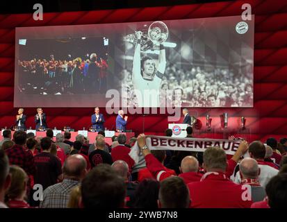Herbert HAINER, président du FCB et ancien PDG d'Adidas lors de son discours d'honneur Franz BECKENBAUER (ancien président du FCB, capitaine d'honneur du FCB) lors de l'Assemblée générale annuelle du FC BAYERN München à BMW Park Munich, le 8 décembre 2024, saison 2024/2025, photographe : Peter Schatz Banque D'Images