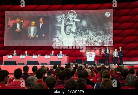 Munich, Allemagne. 08 décembre 2024. Herbert HAINER, président du FCB et ancien PDG d'Adidas, Heidi Beckenbauer avec son fils Joel Honor Franz BECKENBAUER (ancien président du FCB, capitaine d'honneur du FCB) lors de l'Assemblée générale annuelle du FC BAYERN Muenchen à BMW Park Munich, le 8 décembre 2024, saison 2024/2025, photographe : ddp images/STAR-images crédit : ddp Media GmbH/Alamy Live News Banque D'Images
