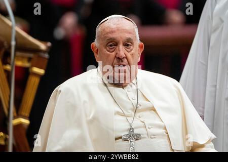 Cité du Vatican, Vatican. 07 décembre 2024. Le pape François quitte la basilique Saint-Pierre à la fin du Consistoire public ordinaire. (Photo de Stefano Costantino/SOPA images/Sipa USA) crédit : Sipa USA/Alamy Live News Banque D'Images