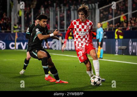 Gérone, France, Espagne. 10 décembre 2024. Luis DIAZ de Liverpool et Bryan GIL de Gérone lors du match MD6 de l'UEFA Champions League, League phase entre Girona FC et FC Liverpool au stade Montilivi le 10 décembre 2024 à Gérone, Espagne. (Crédit image : © Matthieu Mirville/ZUMA Press Wire) USAGE ÉDITORIAL SEULEMENT! Non destiné à UN USAGE commercial ! Banque D'Images