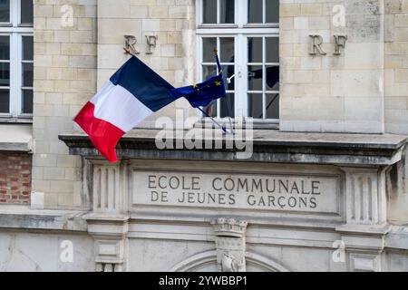 Drapeau français flottant sur une école. Banque D'Images