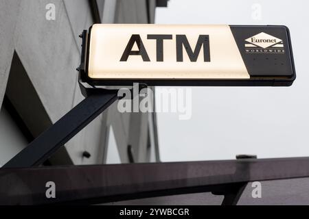 Cracovie, Pologne. 9 décembre 2024 : Euronet Worldwide ATM signe sur le bâtiment Banque D'Images