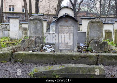 Cracovie, Pologne. 8 décembre 2024 : Pierre tombale au vieux cimetière juif de Kazimierz, Cracovie Banque D'Images