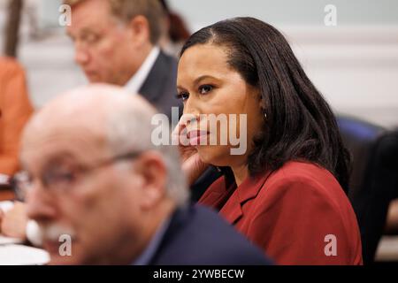 Washington, États-Unis. 10 décembre 2024. Muriel Bowser, maire du district de Columbia, témoigne devant une audience du Comité des crédits de la Chambre sur le budget financier de 2025, dans l'édifice des bureaux de Rayburn House, le mardi 10 décembre 2024. (Photo de Aaron Schwartz/Sipa USA) crédit : Sipa USA/Alamy Live News Banque D'Images