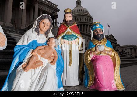 Washington, États-Unis. 10 décembre 2024. Une scène de la crèche est vue devant les marches de la Maison du Capitole, le mardi 10 décembre 2024. La scène a été organisée par la Coalition chrétienne de défense, qui a contesté la police du Capitole devant le tribunal pour avoir le droit d'afficher sa scène à l'extérieur du Capitole. (Photo de Aaron Schwartz/Sipa USA) crédit : Sipa USA/Alamy Live News Banque D'Images