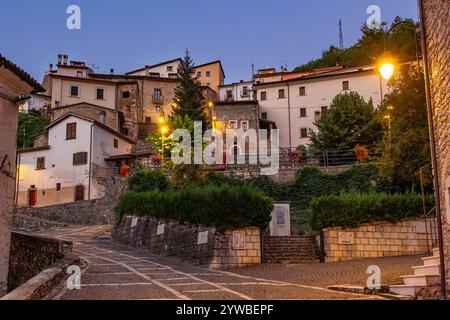 ROCCA PIA (ITALIE) - Rocca Pia est un charmant village médiéval niché au cœur des Abruzzes, en Italie. Entouré par le paysage à couper le souffle de l'APE Banque D'Images