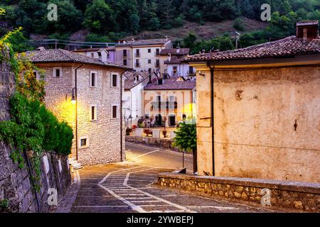 ROCCA PIA (ITALIE) - Rocca Pia est un charmant village médiéval niché au cœur des Abruzzes, en Italie. Entouré par le paysage à couper le souffle de l'APE Banque D'Images