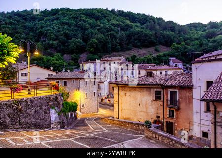 ROCCA PIA (ITALIE) - Rocca Pia est un charmant village médiéval niché au cœur des Abruzzes, en Italie. Entouré par le paysage à couper le souffle de l'APE Banque D'Images