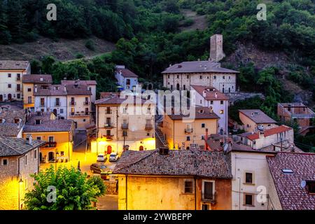 ROCCA PIA (ITALIE) - Rocca Pia est un charmant village médiéval niché au cœur des Abruzzes, en Italie. Entouré par le paysage à couper le souffle de l'APE Banque D'Images