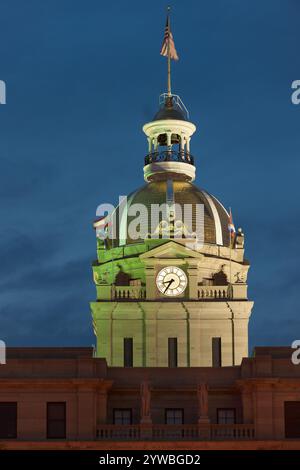 Dôme doré avec horloge et drapeau américain de l'hôtel de ville de Savannah dans le style Renaissance Renaissance, quartier historique de Savannah, États-Unis Banque D'Images