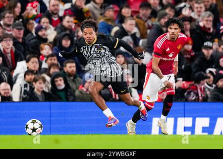 Manchester, Royaume-Uni. 10 décembre 2024. MANCHESTER, ANGLETERRE - 10 DÉCEMBRE : Elijah Dijkstra de l'AZ Alkmaar, Ethan Williams de Manchester United lors du troisième tour du parcours des Champions nationaux de l'UEFA Youth League entre Manchester United et l'AZ Alkmaar à Old Trafford le 10 décembre 2024 à Manchester, Angleterre. (Photo de Ed van de Pol/Orange Pictures) crédit : Orange pics BV/Alamy Live News Banque D'Images