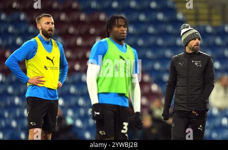 Nathaniel Phillips de Derby County (à gauche) et Paul Warne (à droite) avant le Sky Bet Championship match à Turf Moor, Burnley. Date de la photo : mardi 10 décembre 2024. Banque D'Images