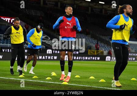 Kayden Jackson du comté de Derby (au centre) et ses coéquipiers s'échauffent avant le match du Sky Bet Championship à Turf Moor, Burnley. Date de la photo : mardi 10 décembre 2024. Banque D'Images