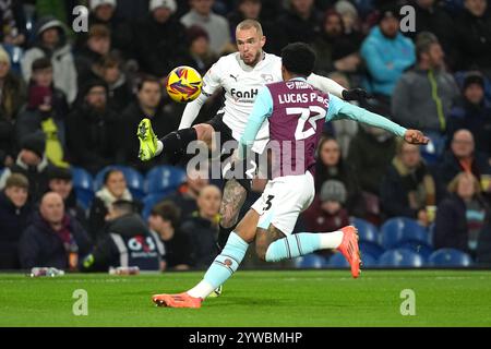 Joe Ward de Derby County (à gauche) et Lucas pires de Burnley se battent pour le ballon lors du Sky Bet Championship match à Turf Moor, Burnley. Date de la photo : mardi 10 décembre 2024. Banque D'Images