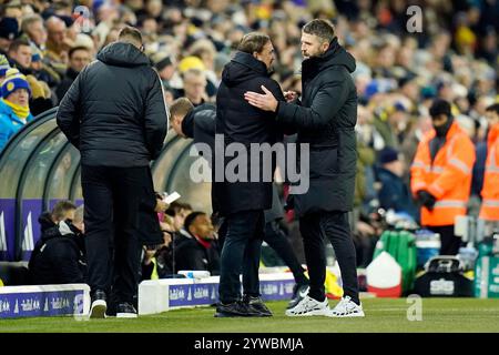 Michael Carrick (à droite), le manager de Middlesbrough, accueille Daniel Farke (au centre), le manager de Leeds United, lors du Sky Bet Championship match à Elland Road, Leeds. Date de la photo : mardi 10 décembre 2024. Banque D'Images