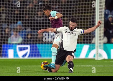 Jeremy Sarmiento de Burnley (à gauche) et Eiran Cashin de Derby County se battent pour le ballon lors du Sky Bet Championship match à Turf Moor, Burnley. Date de la photo : mardi 10 décembre 2024. Banque D'Images