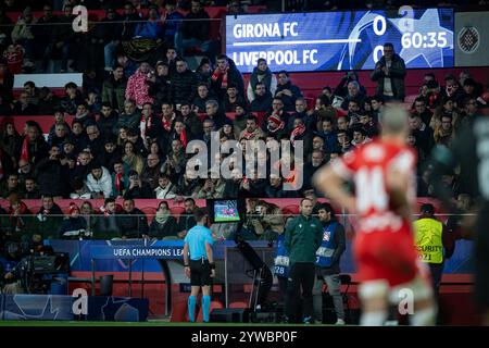 Gérone, Espagne. 10 décembre 2024. L'arbitre regarde VAR lors d'un match de Ligue des Champions de l'UEFA entre Girona FC et Liverpool FC à l'Estadi Municipal de Montilivi à Gérone, Gérone, Espagne, le 10 décembre 2024. Photo de Felipe Mondino crédit : Agence photo indépendante/Alamy Live News Banque D'Images