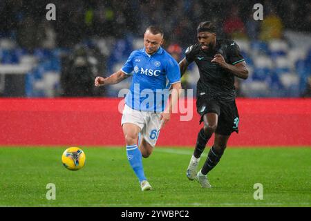 Stanislav Lobotka de la SSC Napoli et Nuno Tavares de la SS Lazio s'affrontent pour le ballon lors du match de Serie A entre la SSC Napoli et la SS Lazio à Diego Banque D'Images