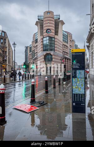 No 1 bâtiment de volaille à Londres un jour de pluie. Conçu par James Stirling, achevé en 1997 cinq ans après sa mort. Classe II, Banque D'Images