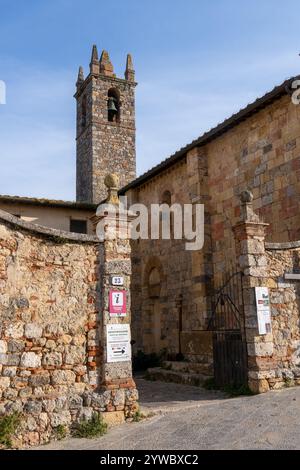 L'église de Santa Maria Assunta ou église de Sainte Marie dans la ville médiévale fortifiée de Monteriggioni, Italie. Banque D'Images