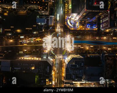 Vue nocturne de Kyoto, carrefour animé du Japon avec circulation, toits de bâtiments et paysage urbain illuminé Banque D'Images