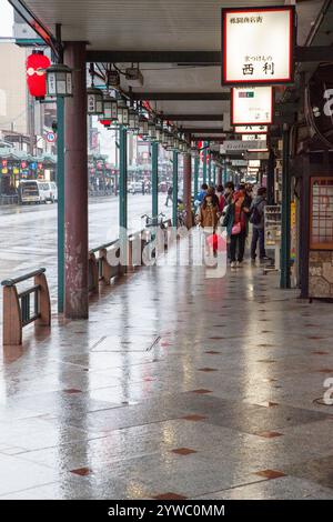 Trottoir couvert sur la rue Shijo-dori un jour de pluie à Gion, Kyoto, Japon Banque D'Images