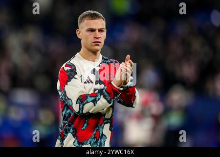 Gelsenkirchen, Allemagne. 10 décembre 2024. GELSENKIRCHEN, ALLEMAGNE - 10 DÉCEMBRE : Joshua Kimmich du FC Bayern Munchen applaudit avant le match de la phase MD6 de l'UEFA Champions League 2024/25 entre le FC Shakhtar Donetsk et le FC Bayern München à l'Arena AufSchalke le 10 décembre 2024 à Gelsenkirchen, Allemagne. (Photo de René Nijhuis/MB Media) crédit : MB Media solutions/Alamy Live News Banque D'Images