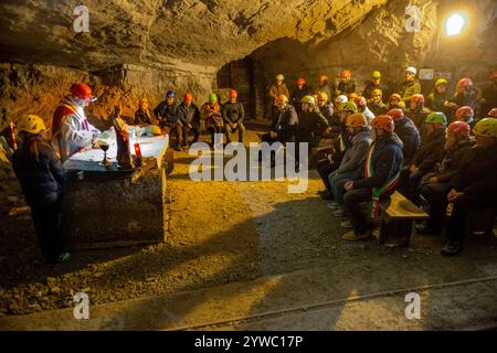 Dossena Italie 30 novembre 2024 : célébration de la messe dans les mines en mémoire des victimes du travail dans les mines Banque D'Images