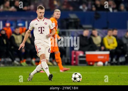 Gelsenkirchen, Allemagne. 10 décembre 2024. GELSENKIRCHEN, ALLEMAGNE - 10 DÉCEMBRE : Joshua Kimmich du FC Bayern Munchen passe le ballon lors du match MD6 de la Ligue des champions 2024/25 de l'UEFA entre le FC Shakhtar Donetsk et le FC Bayern München à l'Arena AufSchalke le 10 décembre 2024 à Gelsenkirchen, Allemagne. (Photo de René Nijhuis/MB Media) crédit : MB Media solutions/Alamy Live News Banque D'Images