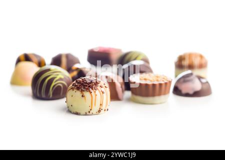 Mélange de pralines au chocolat isolé sur fond blanc. Banque D'Images