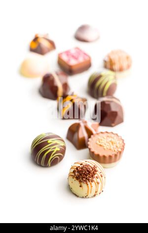 Mélange de pralines au chocolat isolé sur fond blanc. Banque D'Images