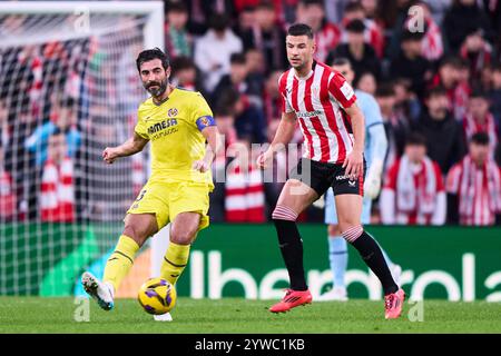 Raul Albiol de Villarreal CF avec le ballon lors du match LaLiga EA Sports entre Athletic Club contre Villarreal CF à San Mames le 08 décembre 2024 i Banque D'Images