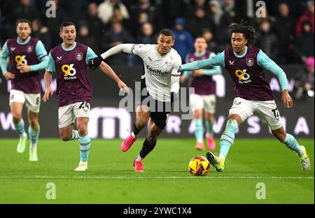 Kayden Jackson de Derby County (au centre) se bat pour le ballon avec Josh Cullen de Burnley (à gauche) et Bashir Humphreys lors du Sky Bet Championship match à Turf Moor, Burnley. Date de la photo : mardi 10 décembre 2024. Banque D'Images