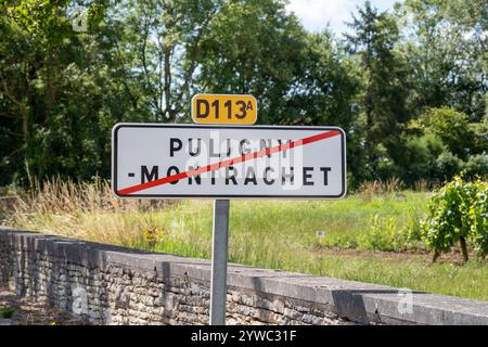 Panneau routier Puligny-Montrachet village, vin de Bourgogne France. Vinification de vin sec blanc de haute qualité à partir de raisins Chardonnay sur des vignobles de classe grand cru Banque D'Images