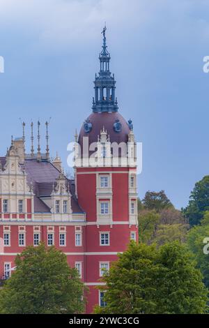 Bad Muskau, Allemagne - 3 mai 2024 : magnifique et majestueux château de Hermann von Pückler au centre du parc Muskau avec de belles clairières vertes autour et Banque D'Images