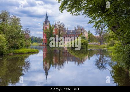 Bad Muskau, Allemagne - 3 mai 2024 : magnifique et majestueux château de Hermann von Pückler au centre du parc Muskau avec de belles clairières vertes autour et Banque D'Images