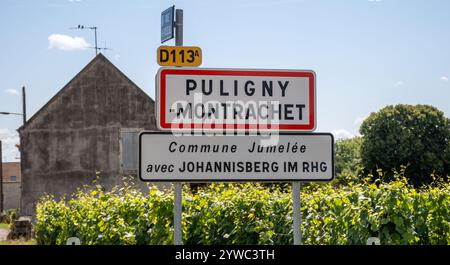 Panneau routier Puligny-Montrachet village, vin de Bourgogne France. Vinification de vin sec blanc de haute qualité à partir de raisins Chardonnay sur des vignobles de classe grand cru Banque D'Images