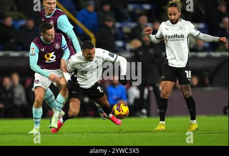 Kayden Jackson de Derby County (au centre) se bat pour le ballon avec Josh Brownhill de Burnley (à gauche) et Maxime Esteve lors du Sky Bet Championship match à Turf Moor, Burnley. Date de la photo : mardi 10 décembre 2024. Banque D'Images