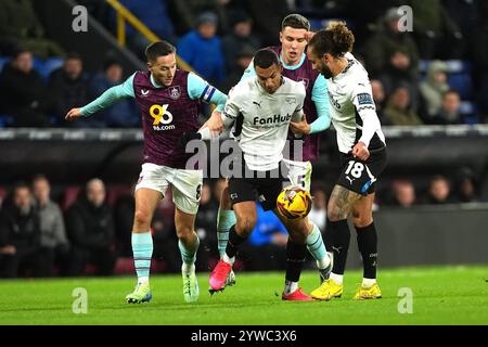 Kayden Jackson de Derby County (au centre) se bat pour le ballon avec Josh Brownhill de Burnley (à gauche) et Maxime Esteve lors du Sky Bet Championship match à Turf Moor, Burnley. Date de la photo : mardi 10 décembre 2024. Banque D'Images