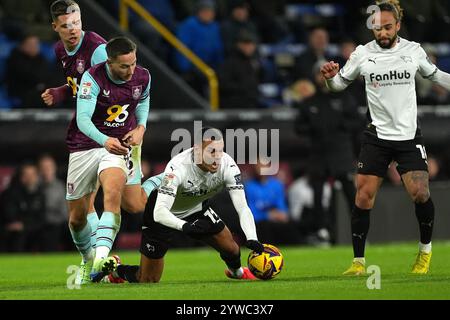 Kayden Jackson de Derby County (au centre) se bat pour le ballon avec Josh Brownhill de Burnley (à gauche) et Maxime Esteve lors du Sky Bet Championship match à Turf Moor, Burnley. Date de la photo : mardi 10 décembre 2024. Banque D'Images