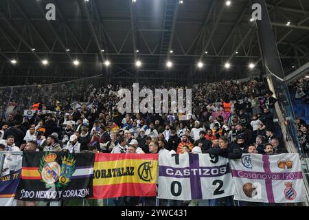 Bergame, Italie. 10 décembre 2024. Les supporters de l'équipe du Real Madrid CF lors du match de football MD6 de l'UEFA Champions League 2024/2025 phase entre Atalanta BC et Real Madrid CF au stade Gewiss le 10 décembre 2024, Bergame, Italie. Crédit : Roberto Tommasini/Alamy Live News Banque D'Images